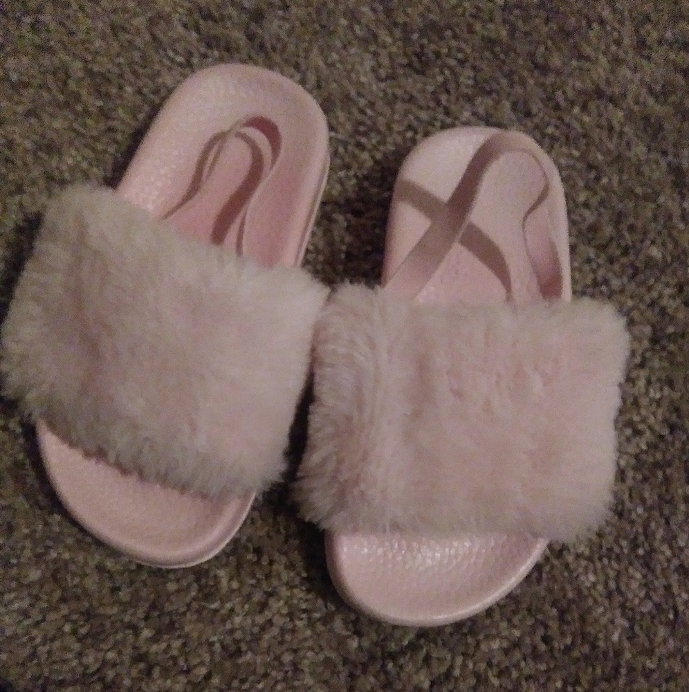 Like New fuzzy slippers w/ strap toddler Size 4-5(